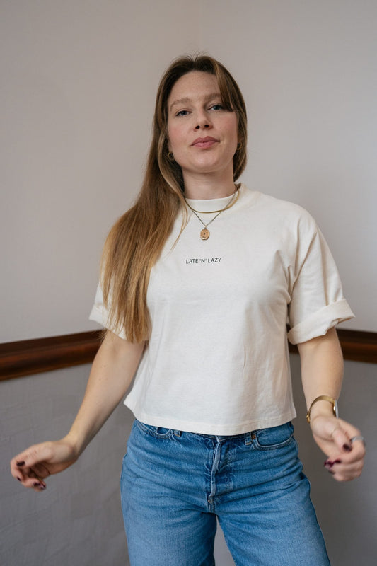 T-Shirt Cropped "NICHT ALLES MUSS SITZEN" - LATE 'N' LAZY -