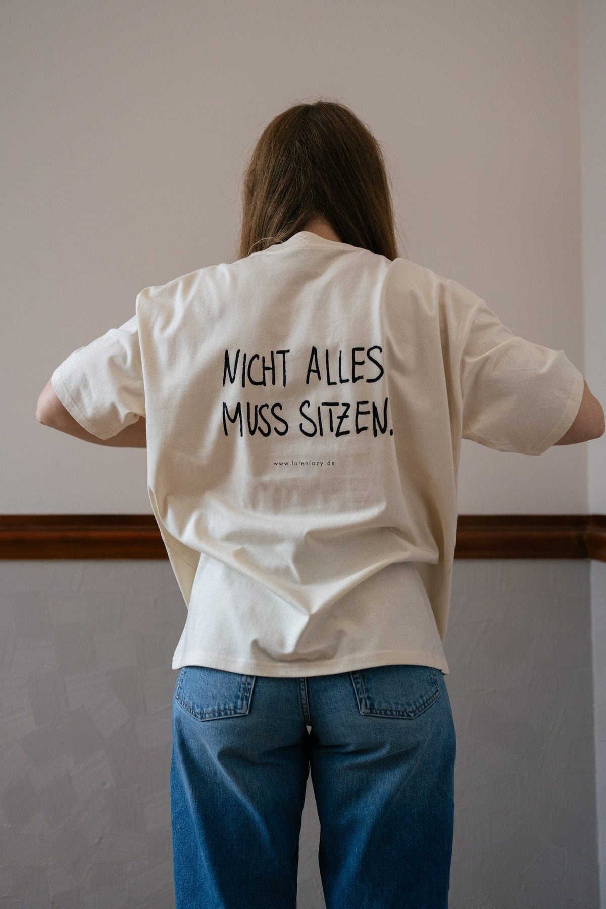 T-Shirt Classic "NICHT ALLES MUSS SITZEN" - LATE 'N' LAZY -