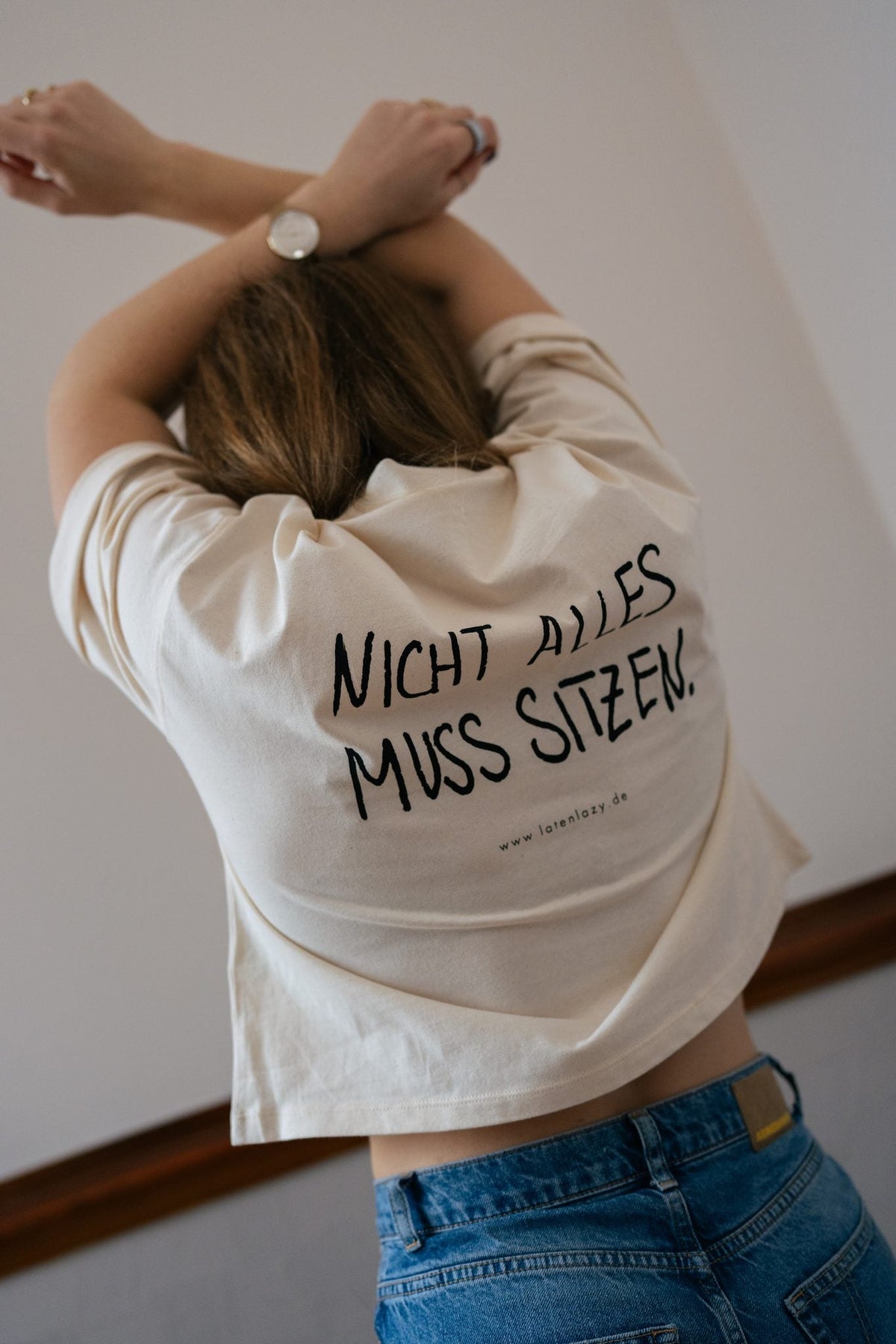 T-Shirt Cropped "NICHT ALLES MUSS SITZEN" - LATE 'N' LAZY -