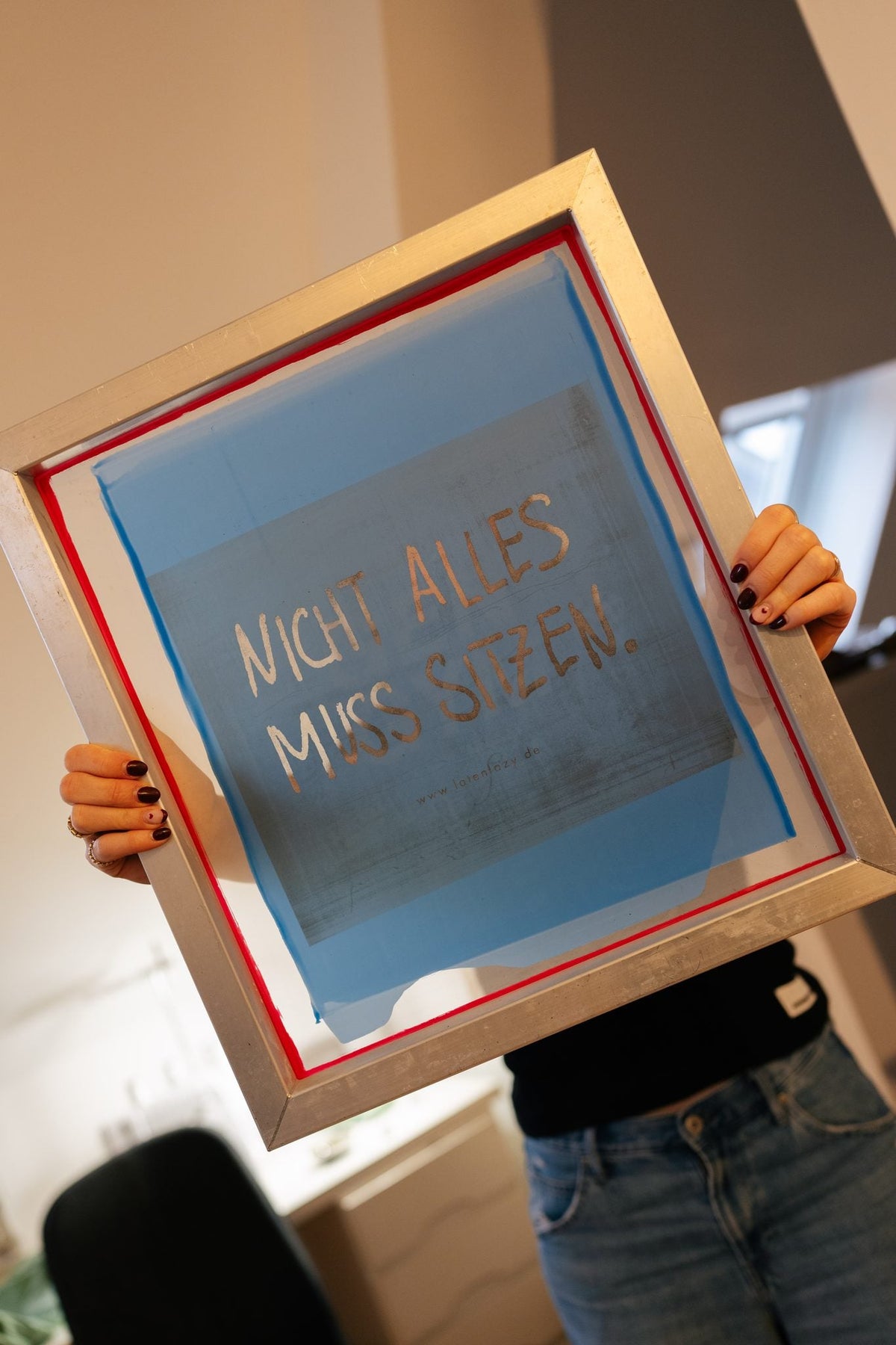 T-Shirt Cropped "NICHT ALLES MUSS SITZEN" - LATE 'N' LAZY -