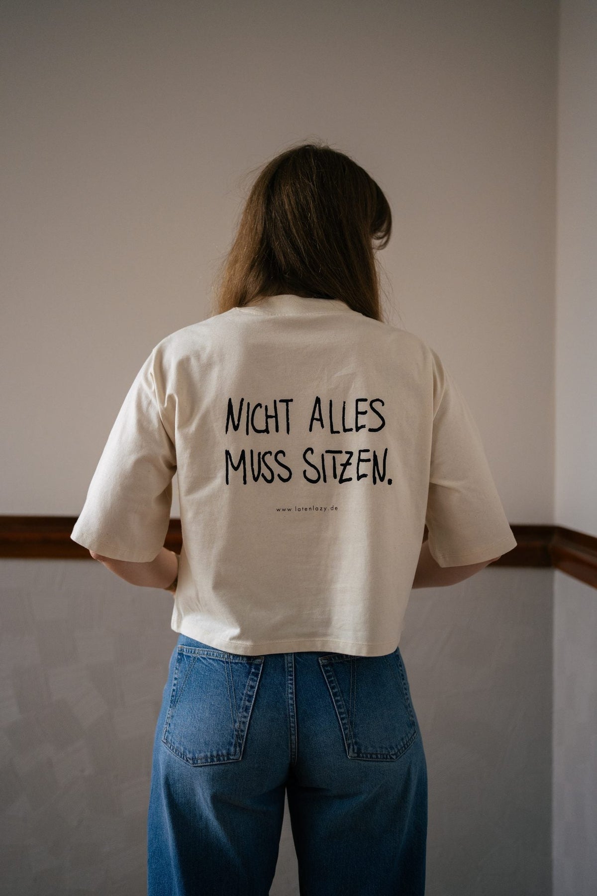 T-Shirt Cropped "NICHT ALLES MUSS SITZEN" - LATE 'N' LAZY -