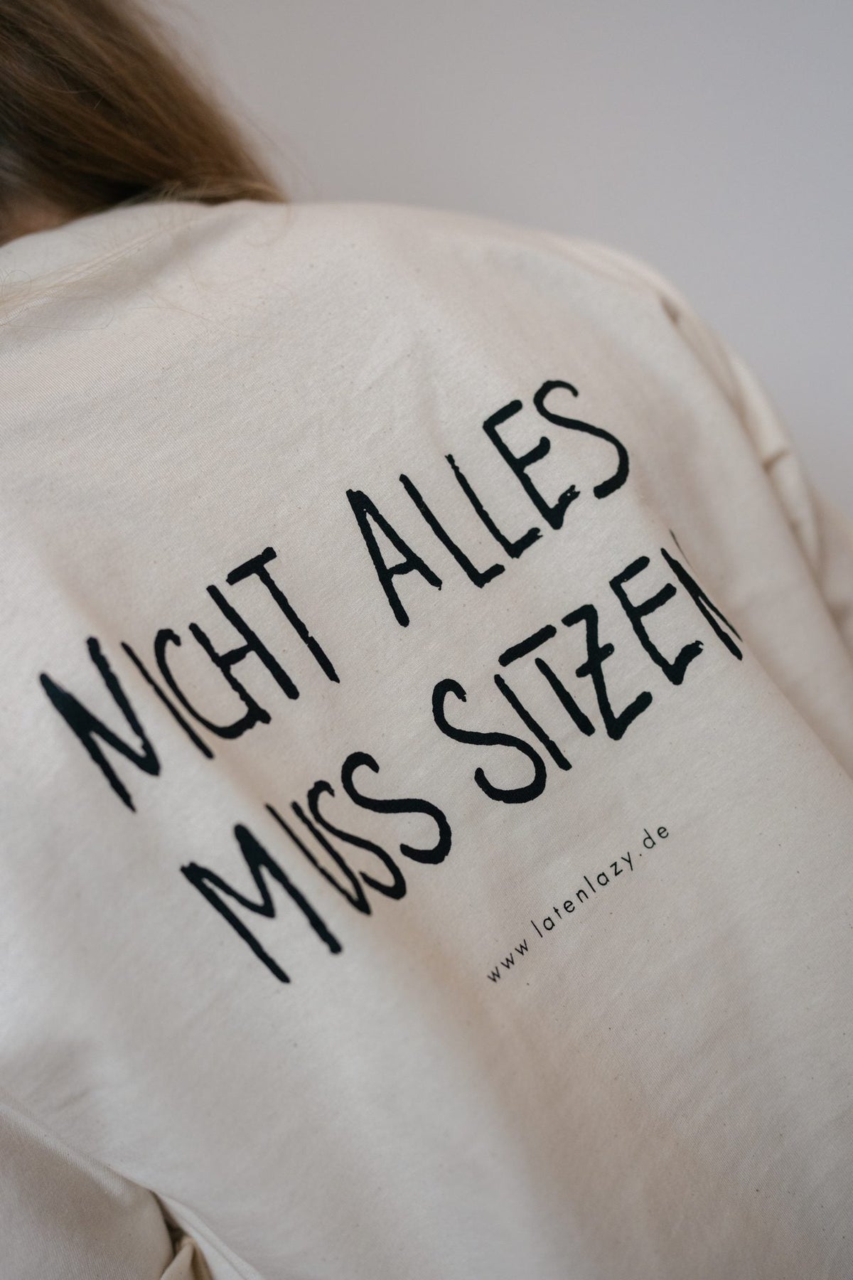 T-Shirt Cropped "NICHT ALLES MUSS SITZEN" - LATE 'N' LAZY -